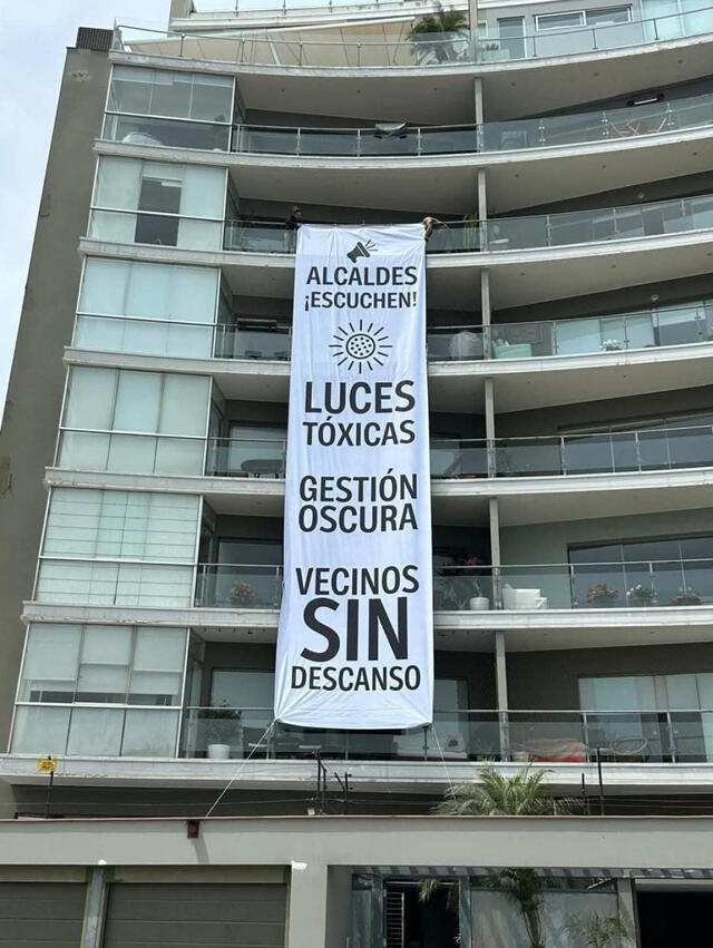 Pancartas de los vecinos de Miraflores en contra del Puente de la Paz. Pancartas de los vecinos de Miraflores en contra del Puente de la Paz.