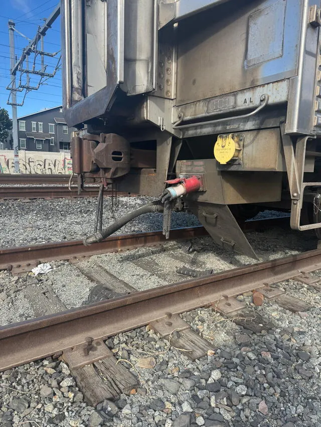 Cableado deteriorado en los exteriores del tren. Foto: La Encerrona   