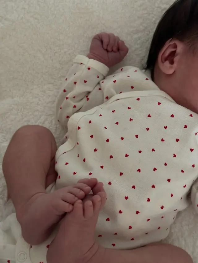 Bebé de Cristian Benavente. Foto: Instagram/clausanjurjo Bebé de Cristian Benavente. Foto: Instagram/clausanjurjo