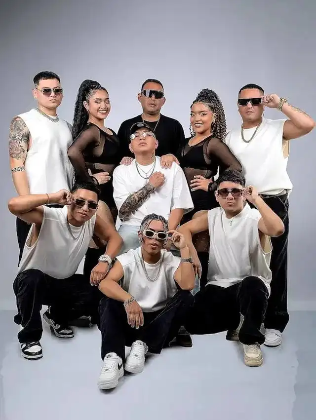 Agrupación completa de La Timbera Orquesta. En el centro se encuentra el cantante y a la derecha la joven bailarina, ambos asesinados en el Callao. Foto: Difusión   