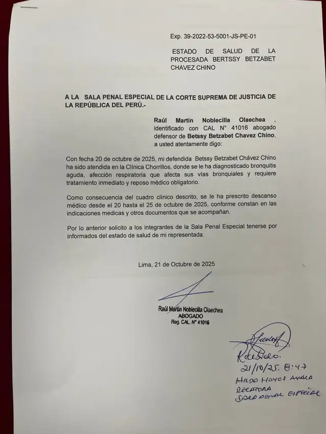 Escrito del abogado de Betssy Chávez presentado ante los jueces para suspender la audiencia. Foto: Raúl Noblecilla Escrito del abogado de Betssy Chávez presentado ante los jueces para suspender la audiencia. Foto: Raúl Noblecilla