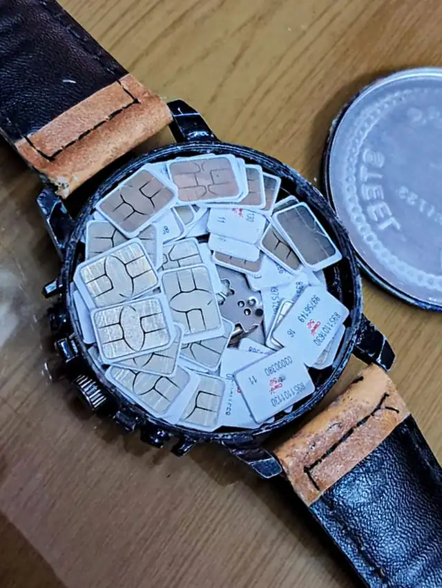 Reloj incautado con 55 chips en su interior. Foto: INPE Reloj incautado con 55 chips en su interior. Foto: INPE