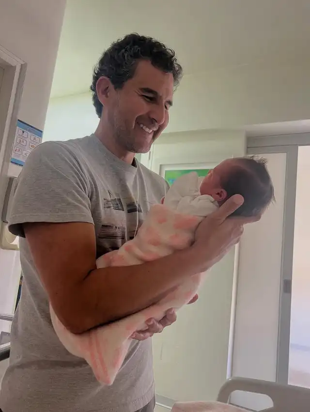  Esposo de Alexandra Hörler carga en brazos a su bebé. Foto: Instagram   