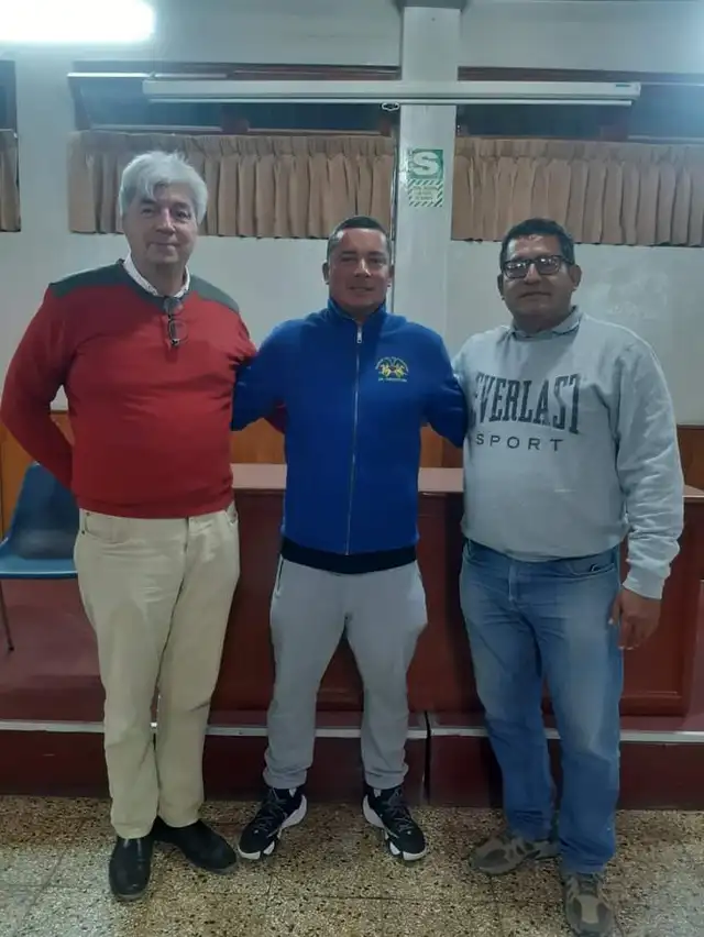 Directivos presentaron al profesor Ferreyros como entrenador de la selección. FOTO: LDBCH