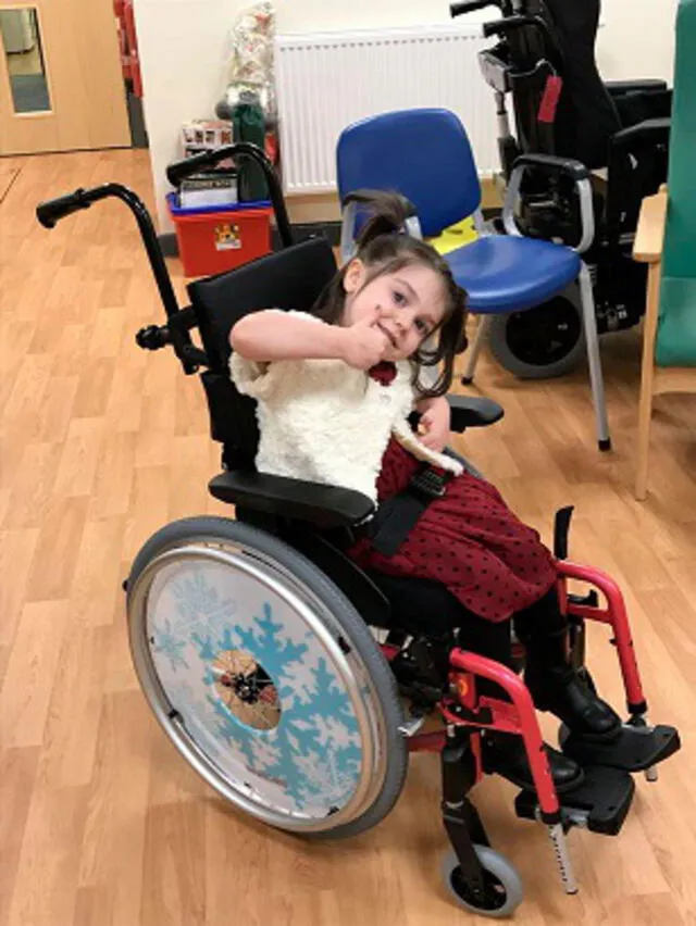Lyla usa una silla de ruedas para ayudarla a moverse cuando se cansa. Foto: Kennedy News