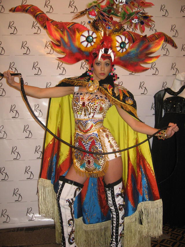 Karen Schwarz mostró el traje típico que lució en Miss Universo 2009. Foto: Andina   