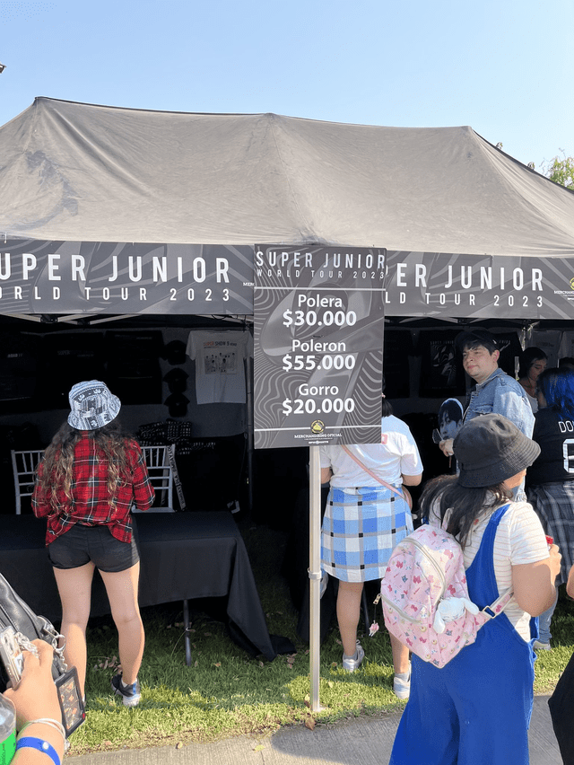  Stand de merch oficial de Super Junior en el concierto de Chile. Foto: Twitter   