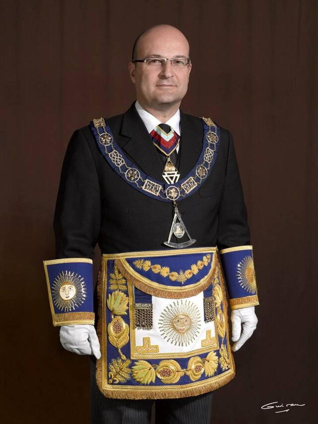 Oscar de Alfonso Ortega, actual gran maestro de la logia de España, utiliza la ropa típica de los masones. Foto: difusión   
