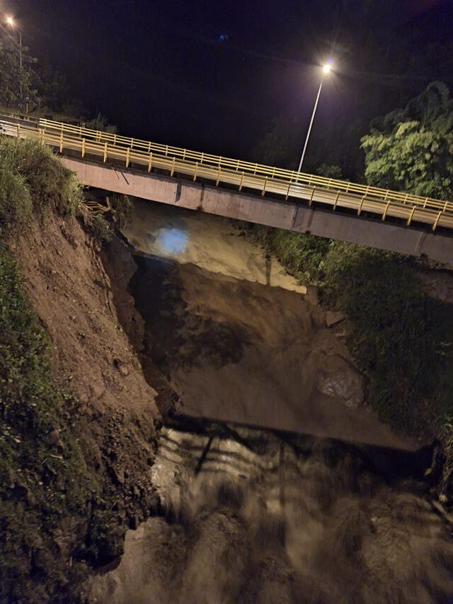  Momento de la avalancha en Quetame. Foto: @TransEnMedios/Twitter<br>    