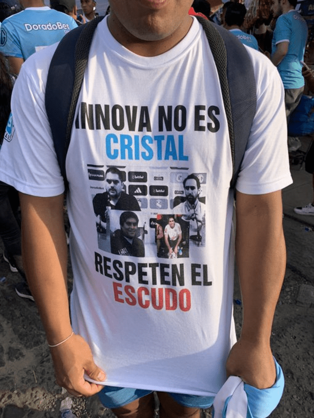 Hinchas de Sporting Cristal enojados con la dirigencia. Foto: X   