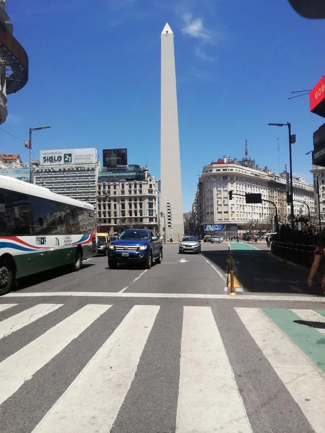 El Obelisco, ubicado en la intersección de las avenidas 9 de Julio y Corrientes. Foto: LR   