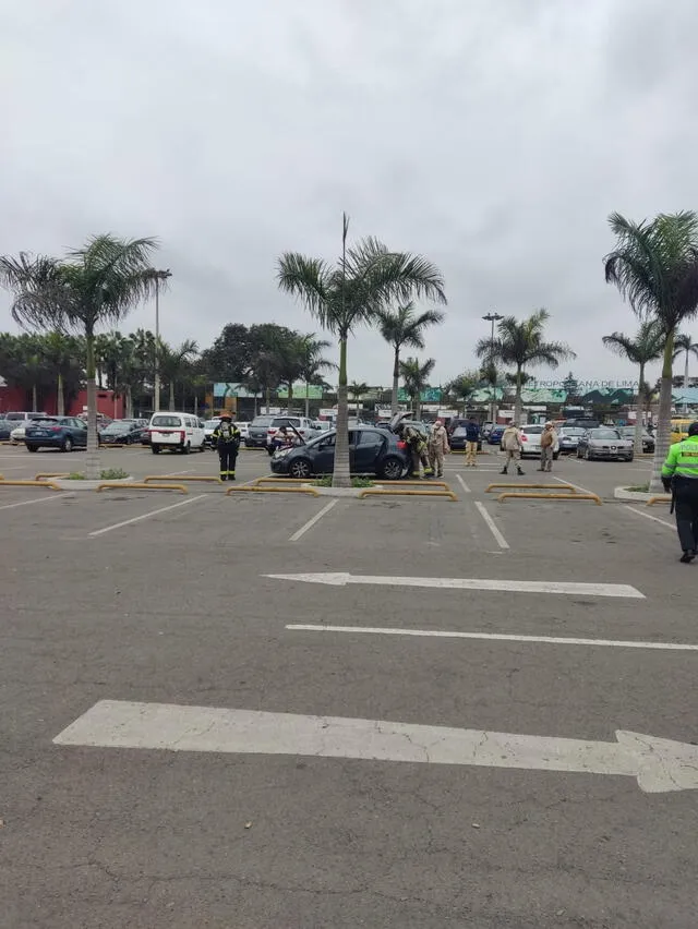 Bomberos atiendan la emergencia al interior del vehículo ubicado en el estacionamiento del Parque de las Leyendas. Foto: difusión   