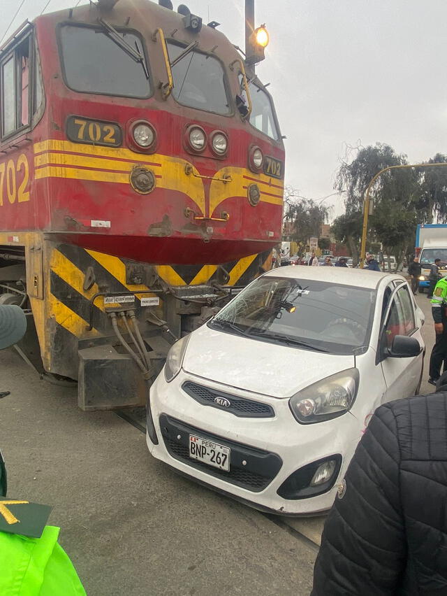 El taxi fue embestido por intentar adelantar al tren. Foto: difusión   