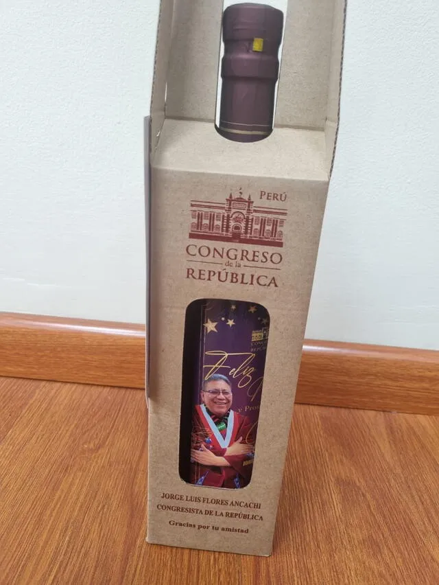  Botella de vino personalizada de Jorge Flores Ancachi por Navidad. Foto: Martín Hidalgo, vía X   