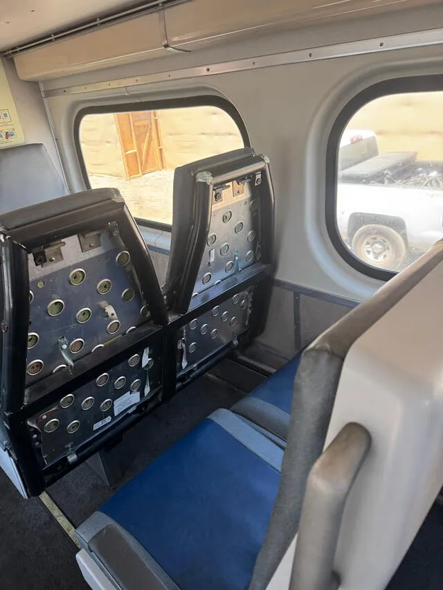 Asientos vandalizados al interior de los trenes Caltrain. Foto: La Encerrona   