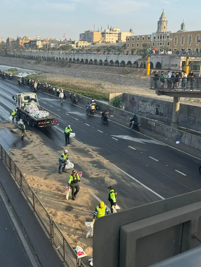 Labores de limpieza tras el derramamiento de petróleo. Foto: Difusión Labores de limpieza tras el derramamiento de petróleo. Foto: Difusión