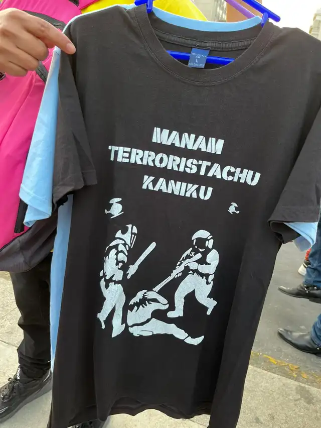 Venta de polos en marcha en el Centro de Lima