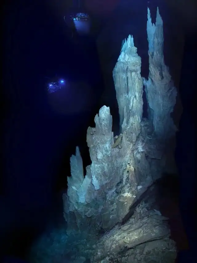 Vehículo sumergible teledirigido aporta luz a las formaciones rocosas de la mística Ciudad Perdida. Foto: D. Kelley/UW/URI-IAO/NOAA