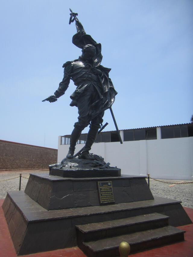 La primera estatua de Francisco Bolognesi fue cambiada en 1905