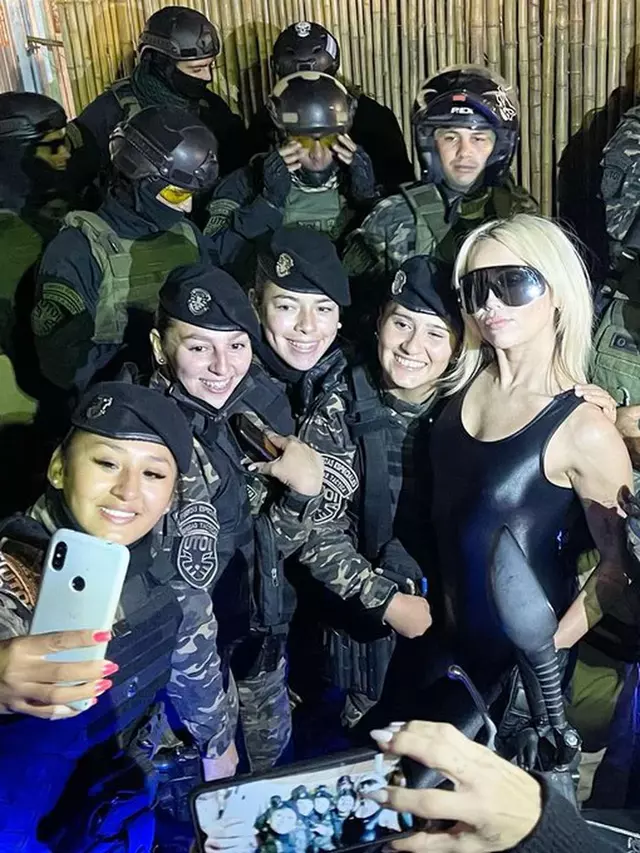 Cibernautas cuestionan a Miley Cyrus por haberse sacado fotos con efectivos policiales. Foto: Twitter