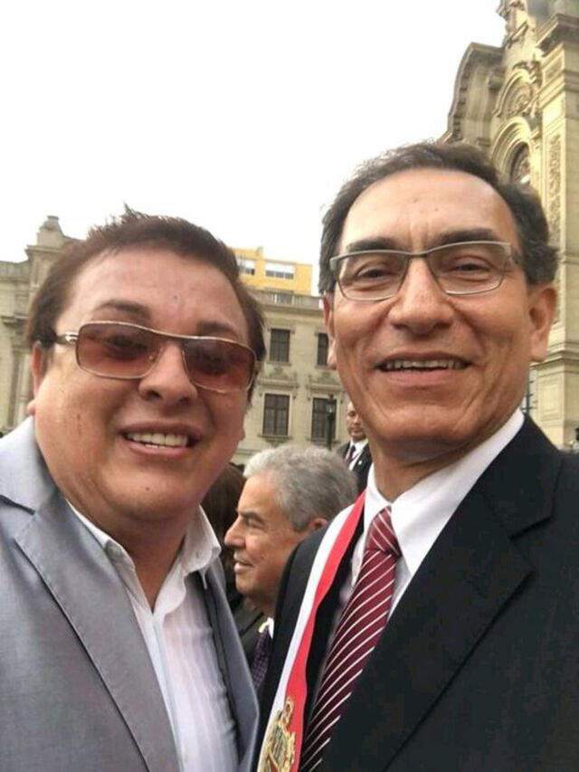 Richard Cisneros con Martín Vizcarra cuando juró como presidente.
