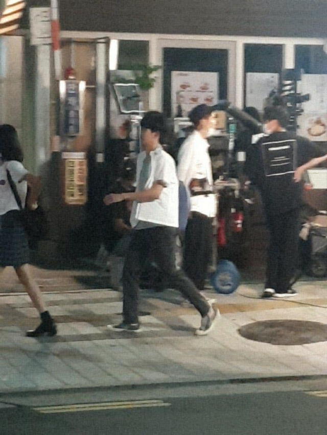 Kim Soo Hyun caminando detrás de Seo Ye Ji  durante las grabaciones de It’s okay to not be okay. Crédito:  DCinside