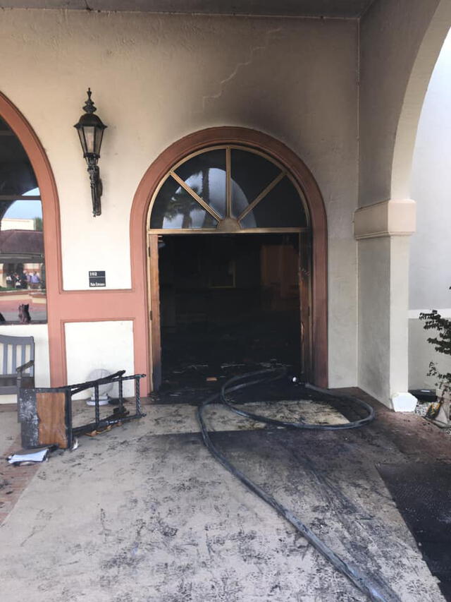 Hombre derrama gasolina e incendia una iglesia mientras los feligreses estaban dentro