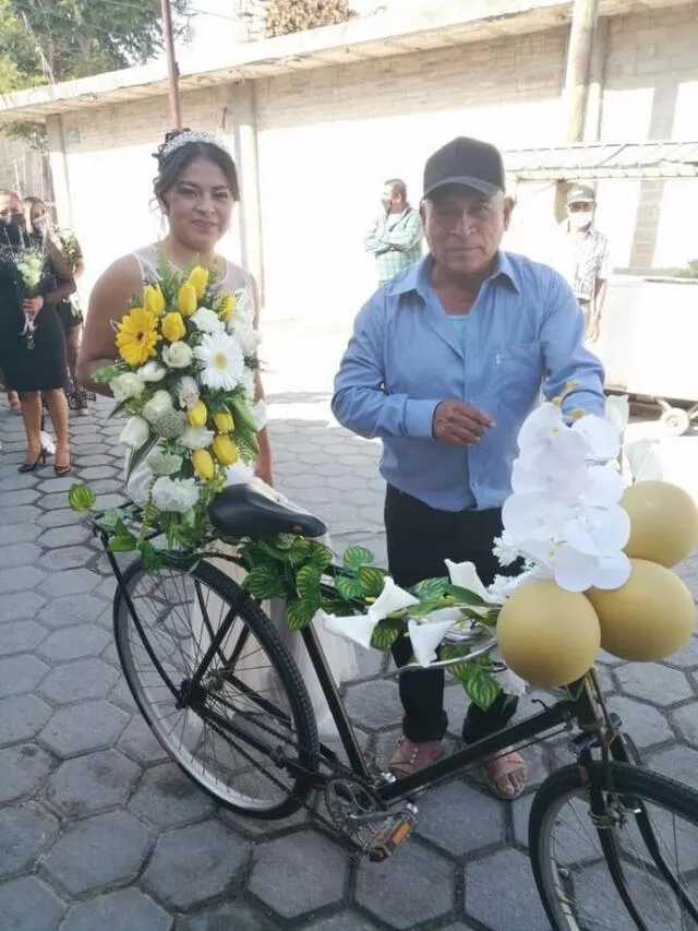 Padre lleva a su hija a bordo de su bicicleta para que pueda casarse
