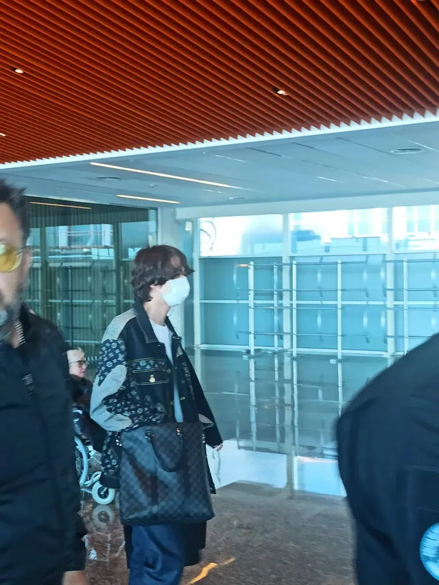 Jin en aeropuerto de Argentina