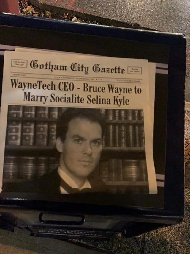 Michael Keaton aparece como Bruce Wayne en el periódico. Foto: Difusión