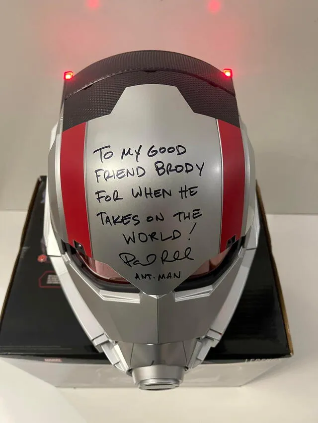 Paul Rudd le regala un casco autografiado de Ant -Man a Broddy Ridder