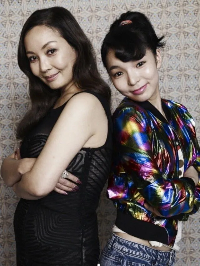 Park Jin joo junto a la actriz Hong Jin Hee en una foto promocional de la película Sunny (2011). Foto: Hancinema
