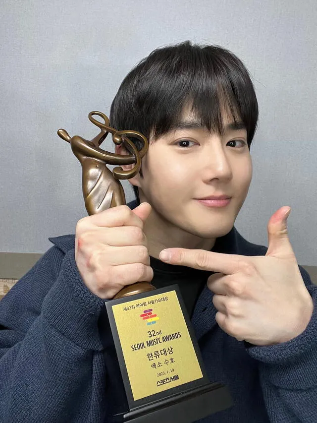 Suho con su premio de los Seoul Music Awards 2023. Foto: Twitter