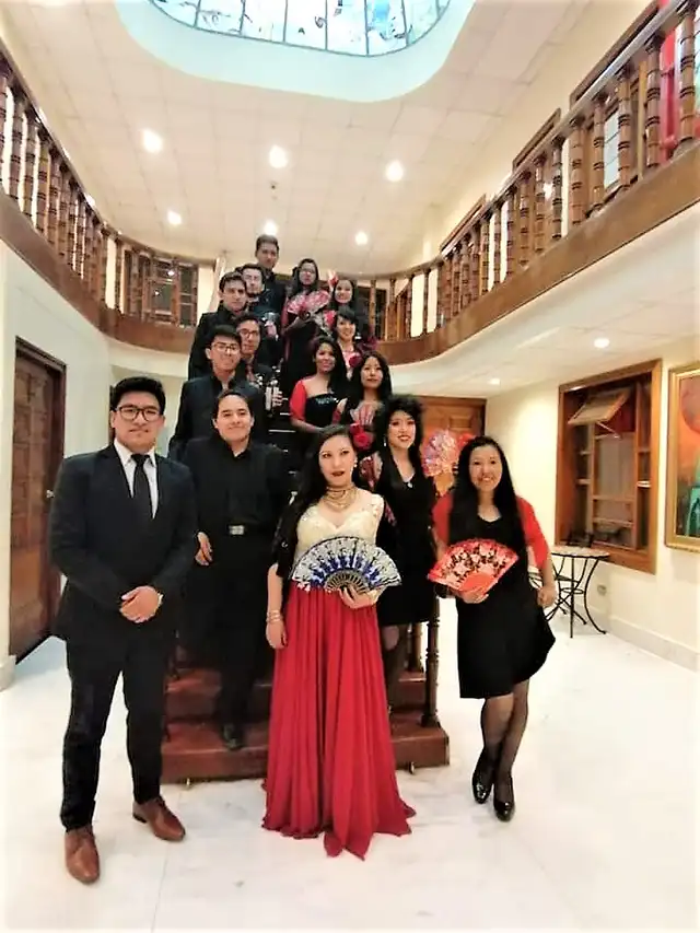 Maestra Gladis Huamán, el pianista Jerson Flores y parte de sus alumnos de canto.