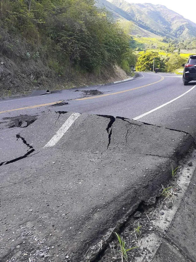 Pista destruida tras el terremoto de 7.5. Foto: La República