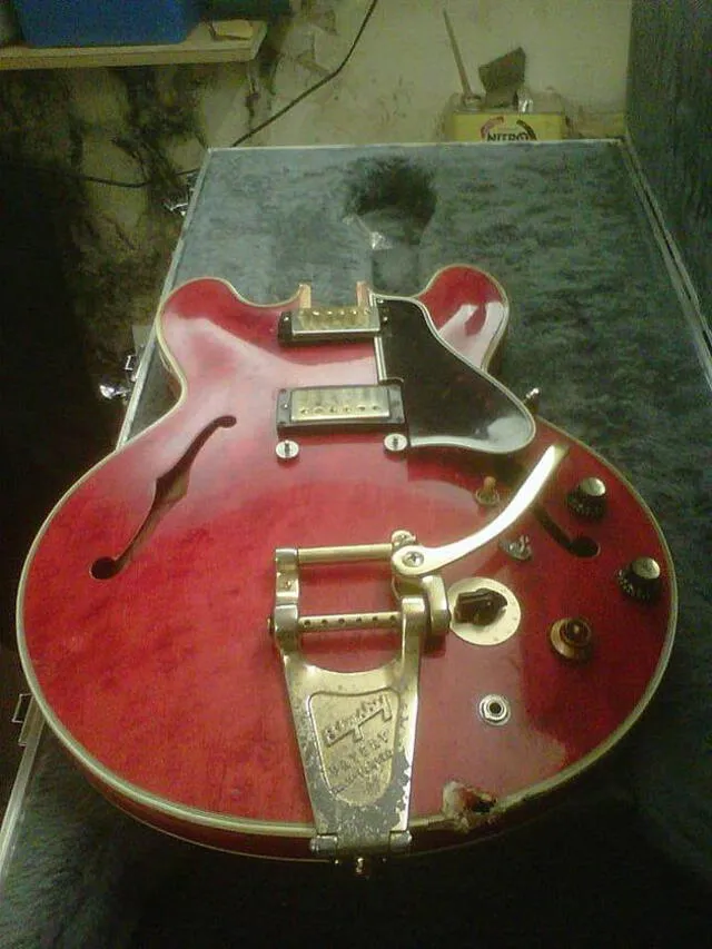 Fotos del estado original de la guitarra de Noel Gallagher. Foto: Lifeboxset