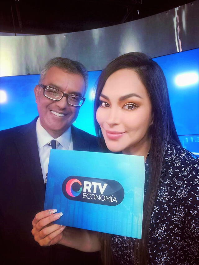 Claudia María Hernández en el set de RTV Economía de La República.