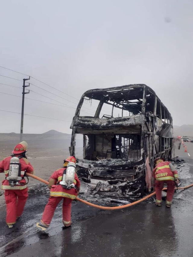 Así quedó el bus luego de que los bomberos mitigaran las llamas.