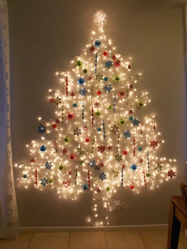 Árbol de Navidad pegado a la pared. Foto: 99bestdecor