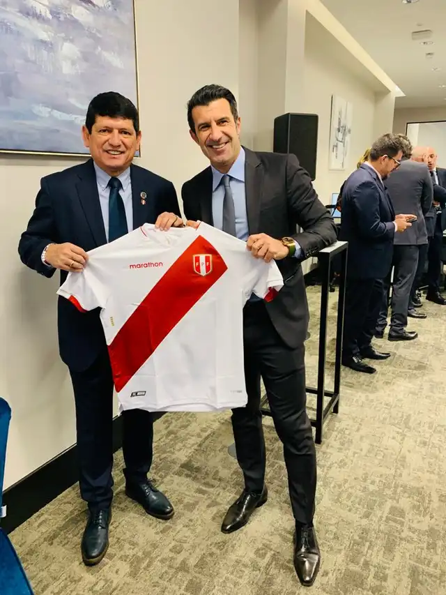 Agustín Lozano junto a Luis Figo. Foto: FPF
