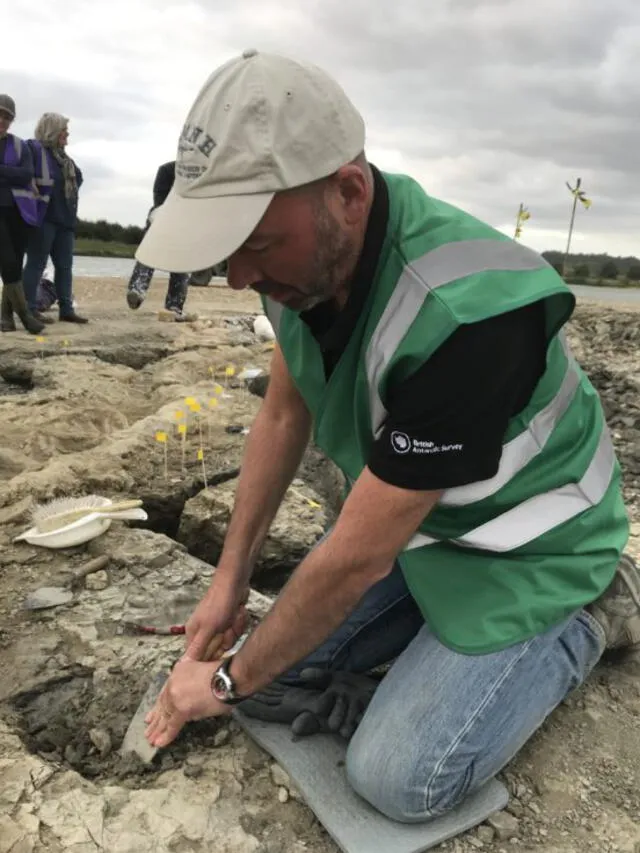 El paleontólogo Mark Evans en el sitio de excavación en Rutland Water. Foto: Anglian Water