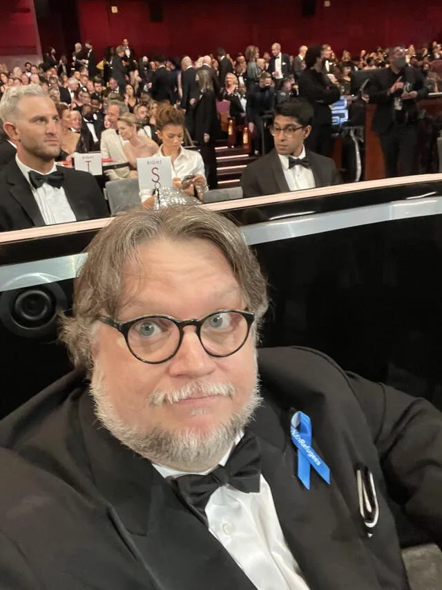 Zendaya se 'infiltra' en viral selfie de Guillermo del Toro. Foto: Twitter/@RealGDT