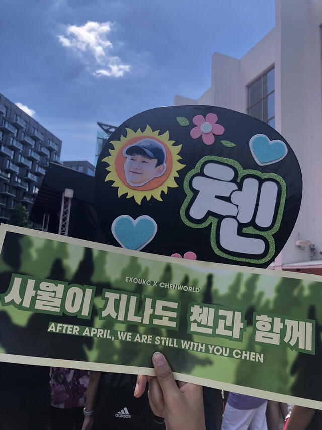 Chen en el HallyuPopFest 2022: banners que se repartieron al público. Foto: EXO UK