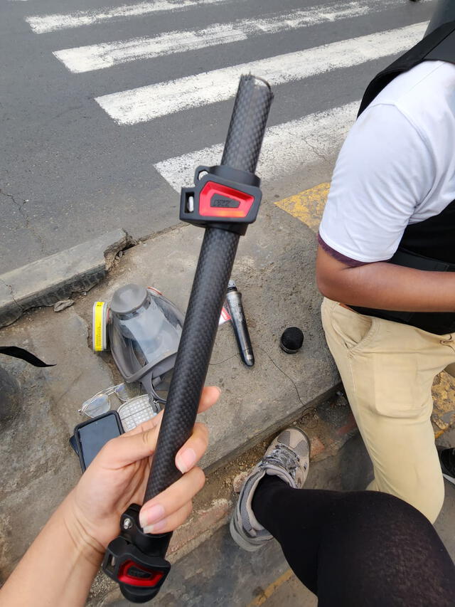 Los equipos del videorreportero Omar Coca fueron destruidos en ataque de manifestantes. Foto: URPI - LR