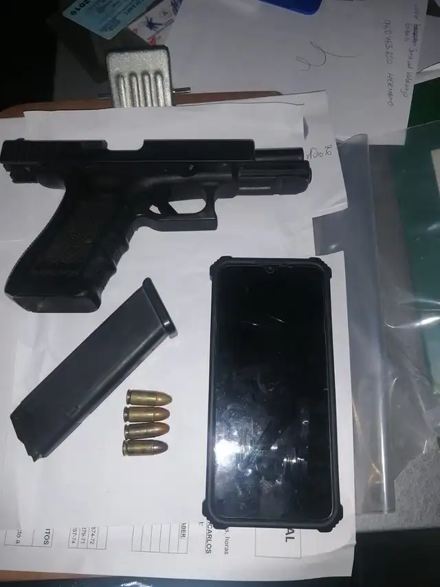 A estos sujetos se les encontró armas de fuego. Foto. PNP