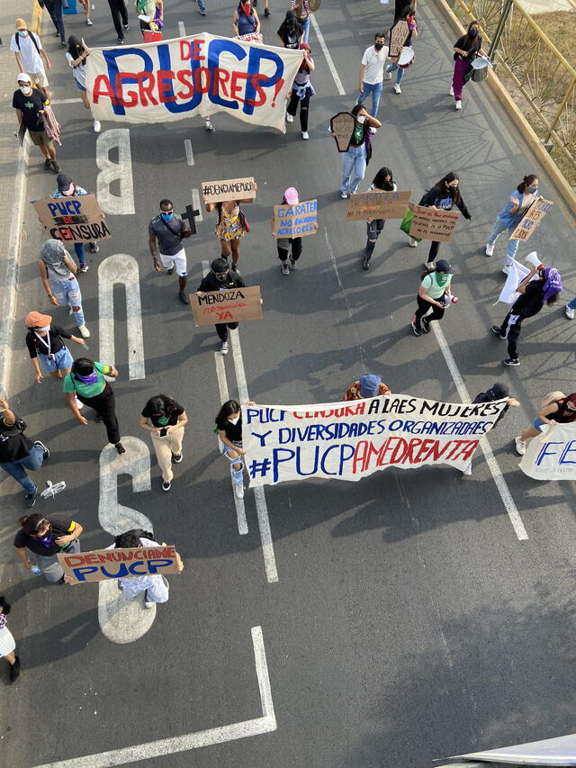 Estudiantes se movilizaron la tarde de este jueves 24 de febrero al frente de su universidad. Foto: @roquepo_