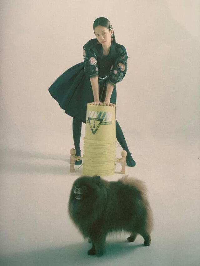 BLACKPINK: Jennie Kim viste una blusa (US$10,675), cinturón  (US$2.535), falda (US$4,825) y zapatos Mary Janes (US$1,278). Colección Chanel 2020 S/S Ready-to-Wear. Vogue Korea, abril, 2020.