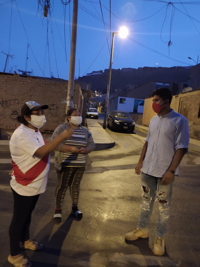Esteban Monzón dialoga con una vecina del asentamiento La ensenada. (Foto: Facebook)
