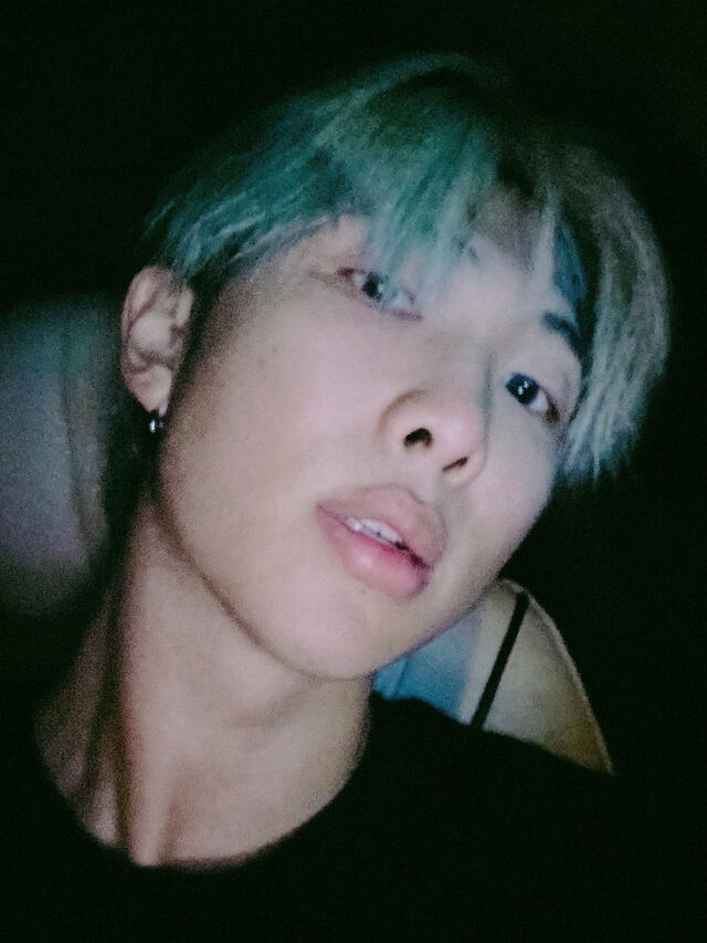 RM publicó este selfie junto a las palabras "Te extraño", dirigidas a su fandom. Noviembre 2019.