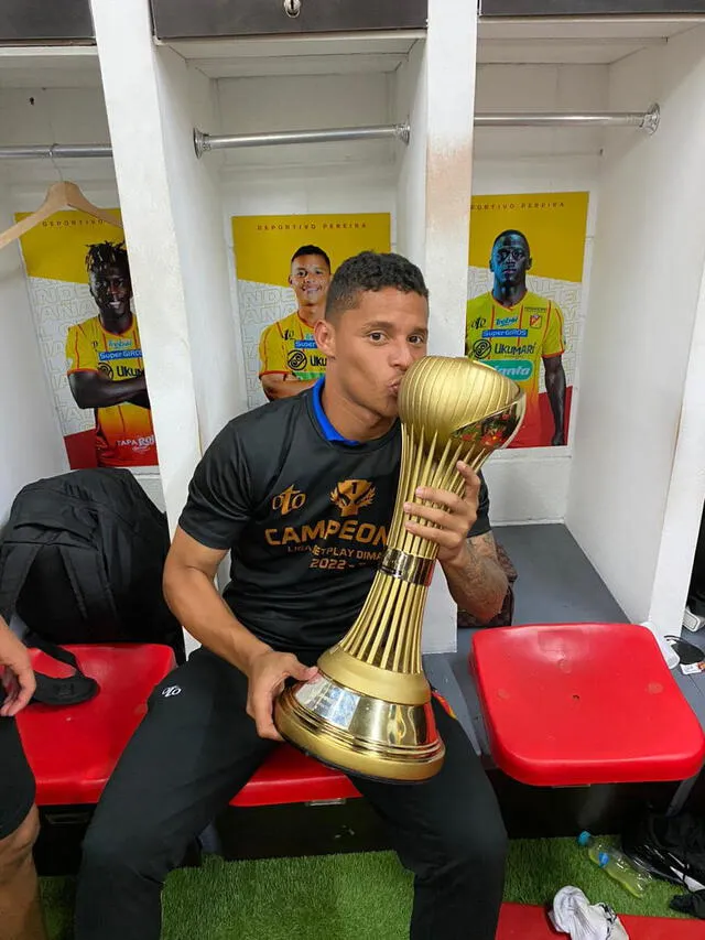 Lugo posó con el trofeo del campeonato colombiano